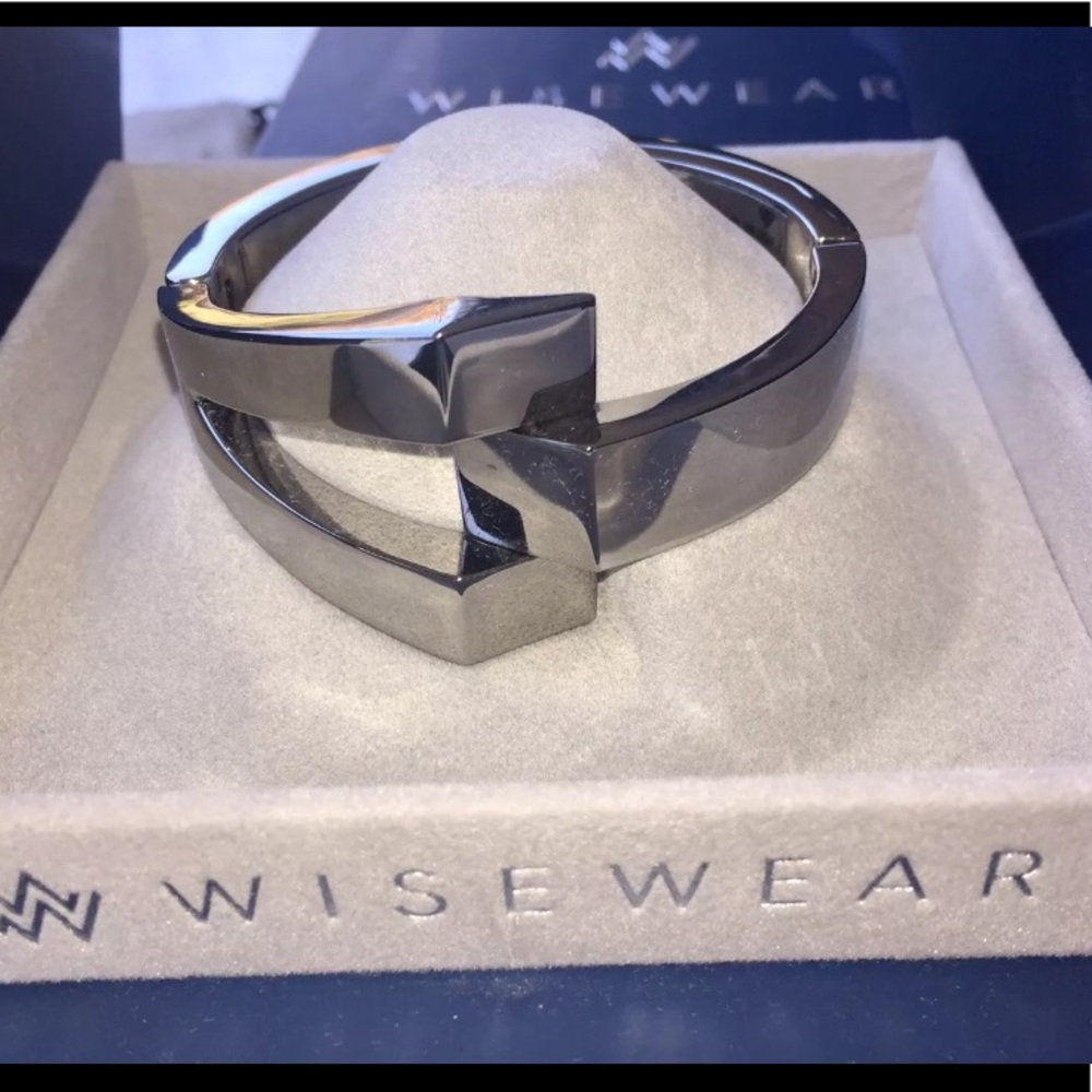 Smart Women's Safety bracelet Wisewear First Fully